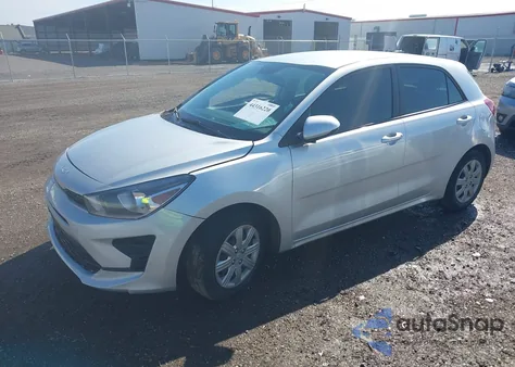 2022 Kia Rio 5-Door S z USA, uszkodzony, nr VIN 3KPA25AD9NE438785